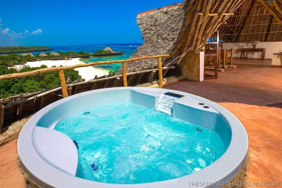 Бассейны с барами. Момбаса отели. Шикарный отель в Кении. The Sands at Chale Island.