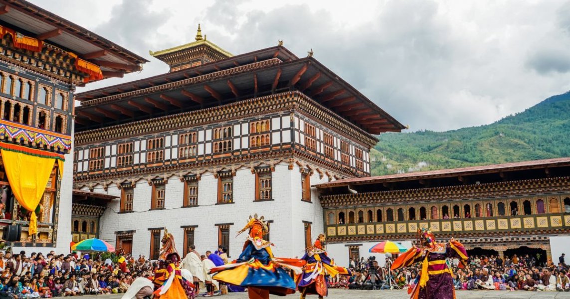 Бутан состояние. Бутан королевство счастья. Королевство бутан Министерство счастья. Бутан гурунги. Улицы королевства бутан.