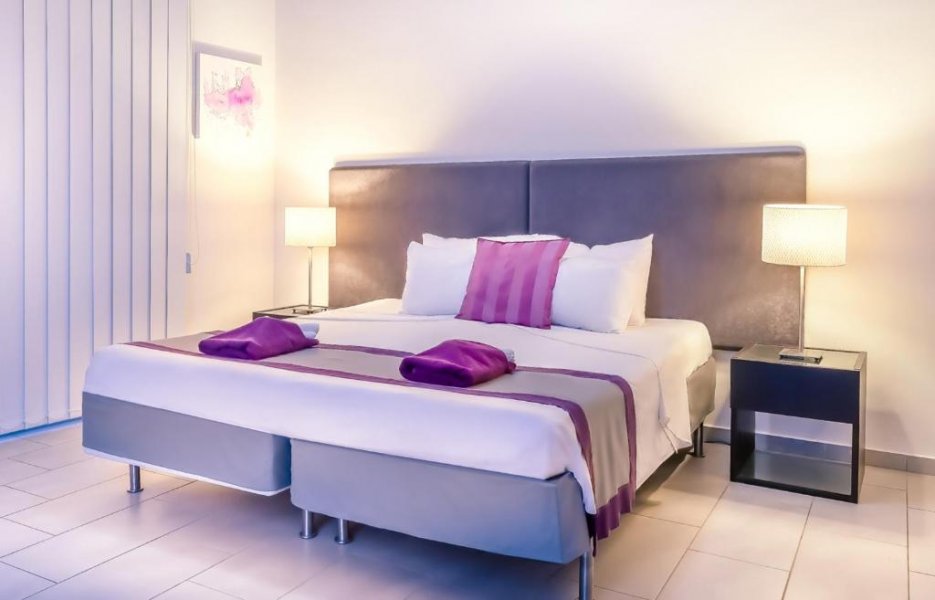 Joy suites. Ниссан отель айя напа. napa gem suites.