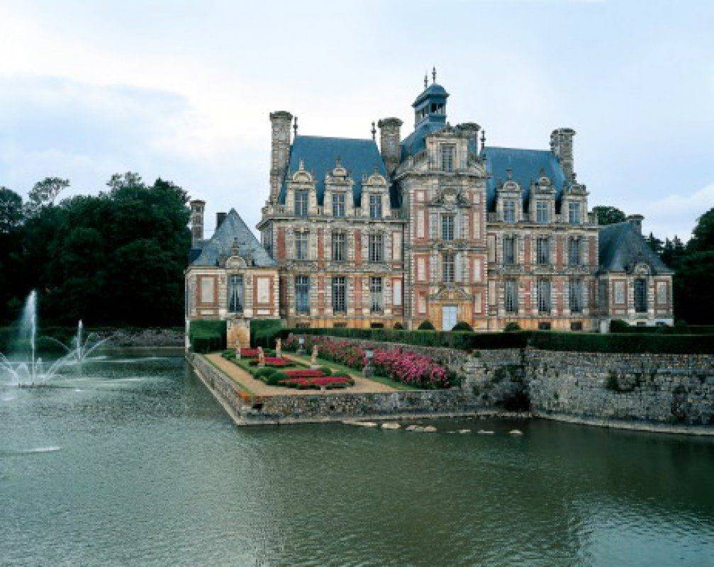 Нормандия цена. Hotel de ville в Нормандии. Трувиль Франция. Дворцы Довиль. Отели Нормандии фото.