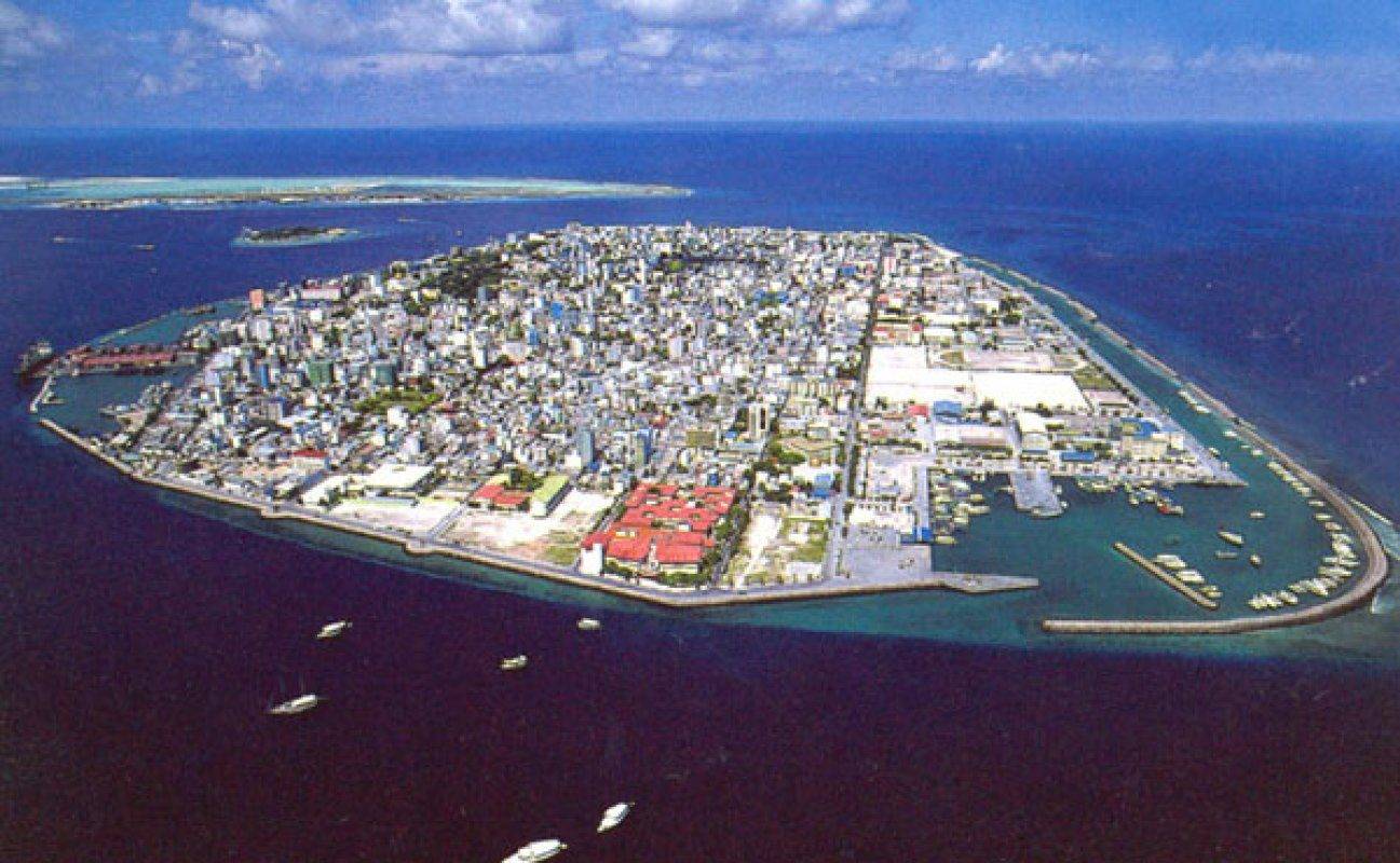 Male город. Мале Мальдивы. Мале столица Мальдив фото. Население Мале Мальдивы. Мальдивы остров с городом.
