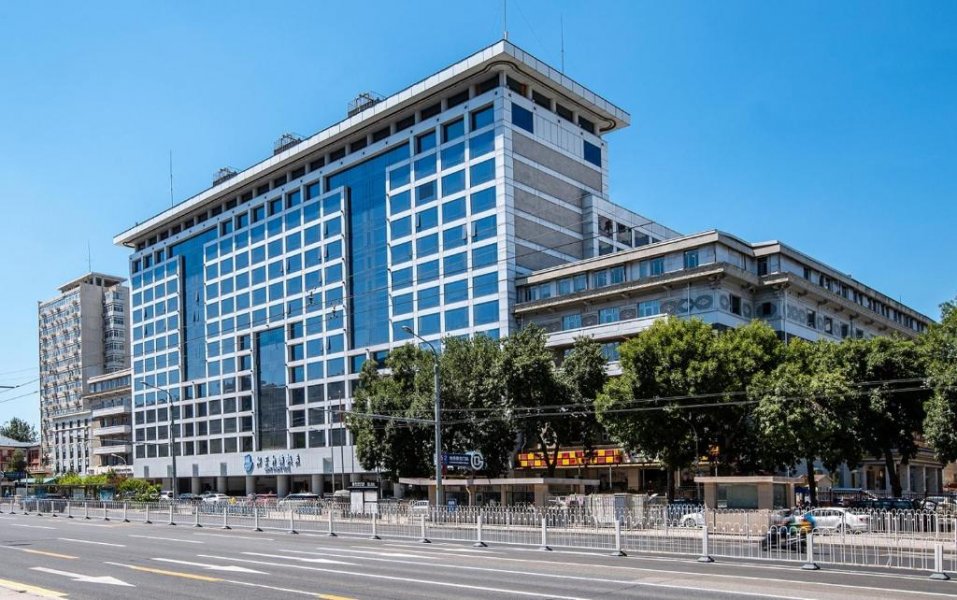 Beijing xinqiao hotel. Ванфуцзин в Пекине. Китай Пекин отели. Xinqiao Hotel Beijing. Улица Ванфуцзин в Пекине.