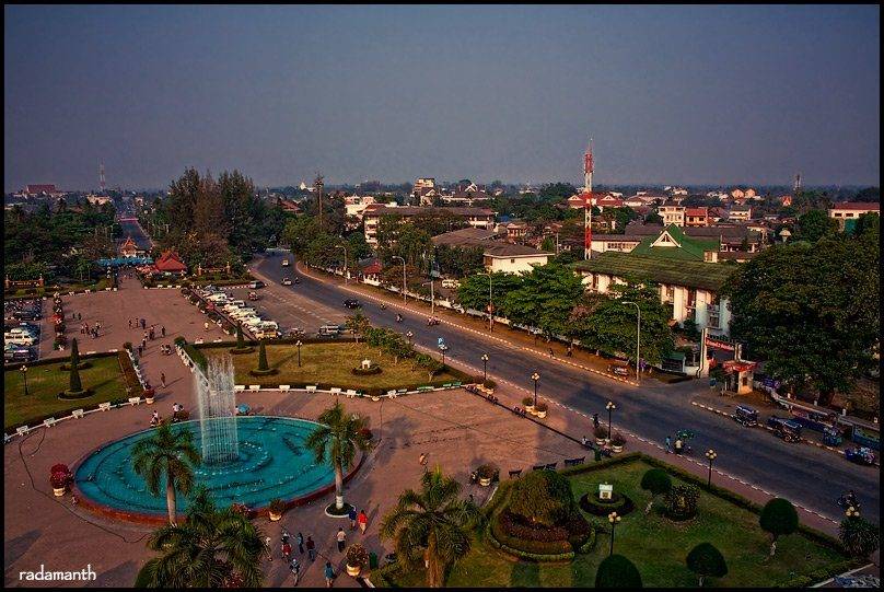 Вьентьян. Лаос г Вьентьян. Вьентьян столица. Лаос столица Вьентьян фото. Триумфальная арка Патусай Вьентьян.